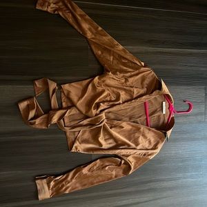 Cute Brown Top! Size S but can fit a L